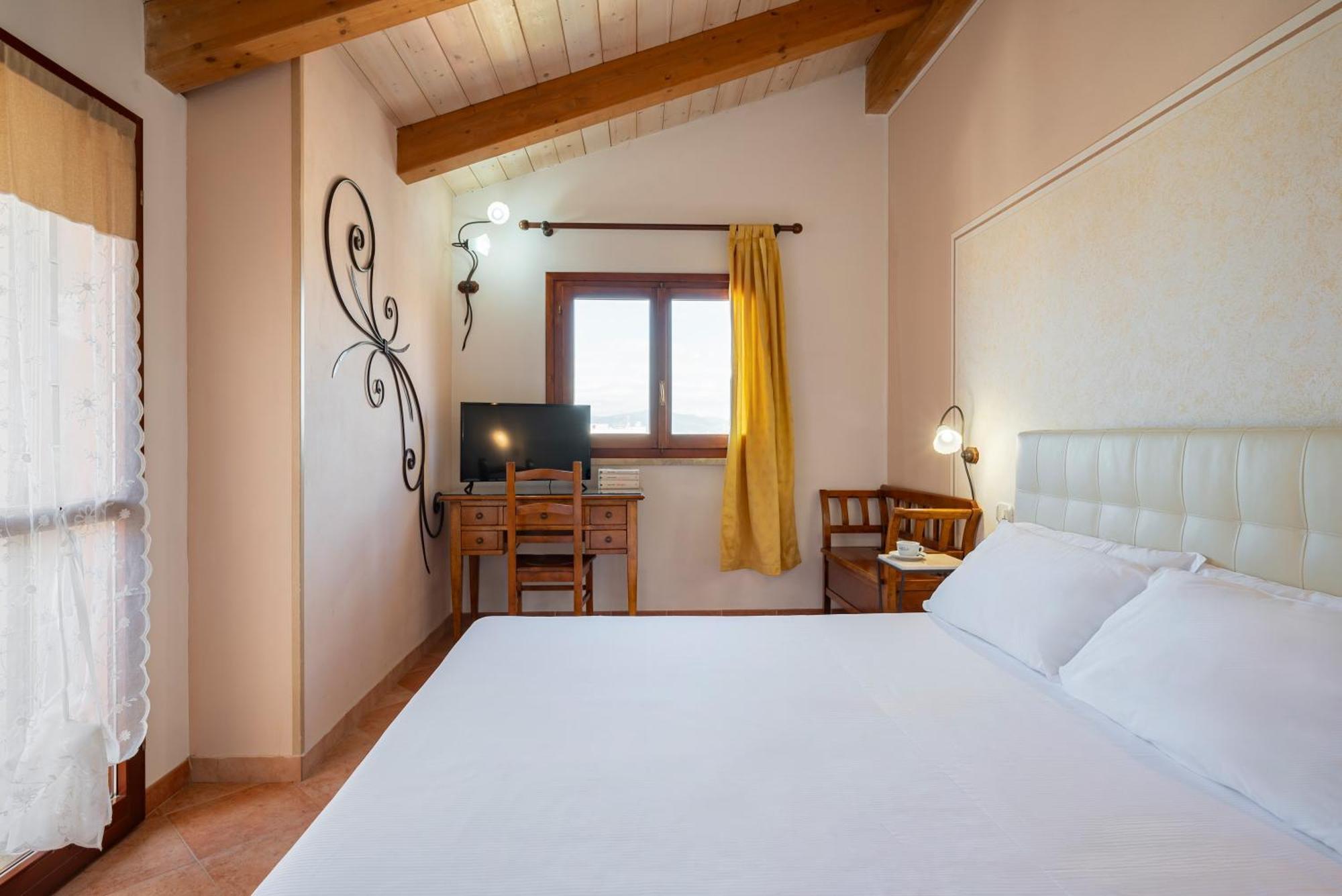 Lola Piccolo E Hotel 4*