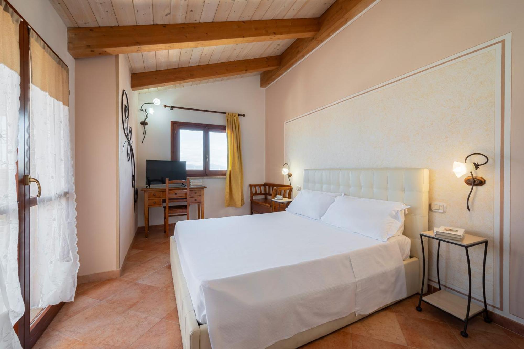 Lola Piccolo E Hotel 4*
