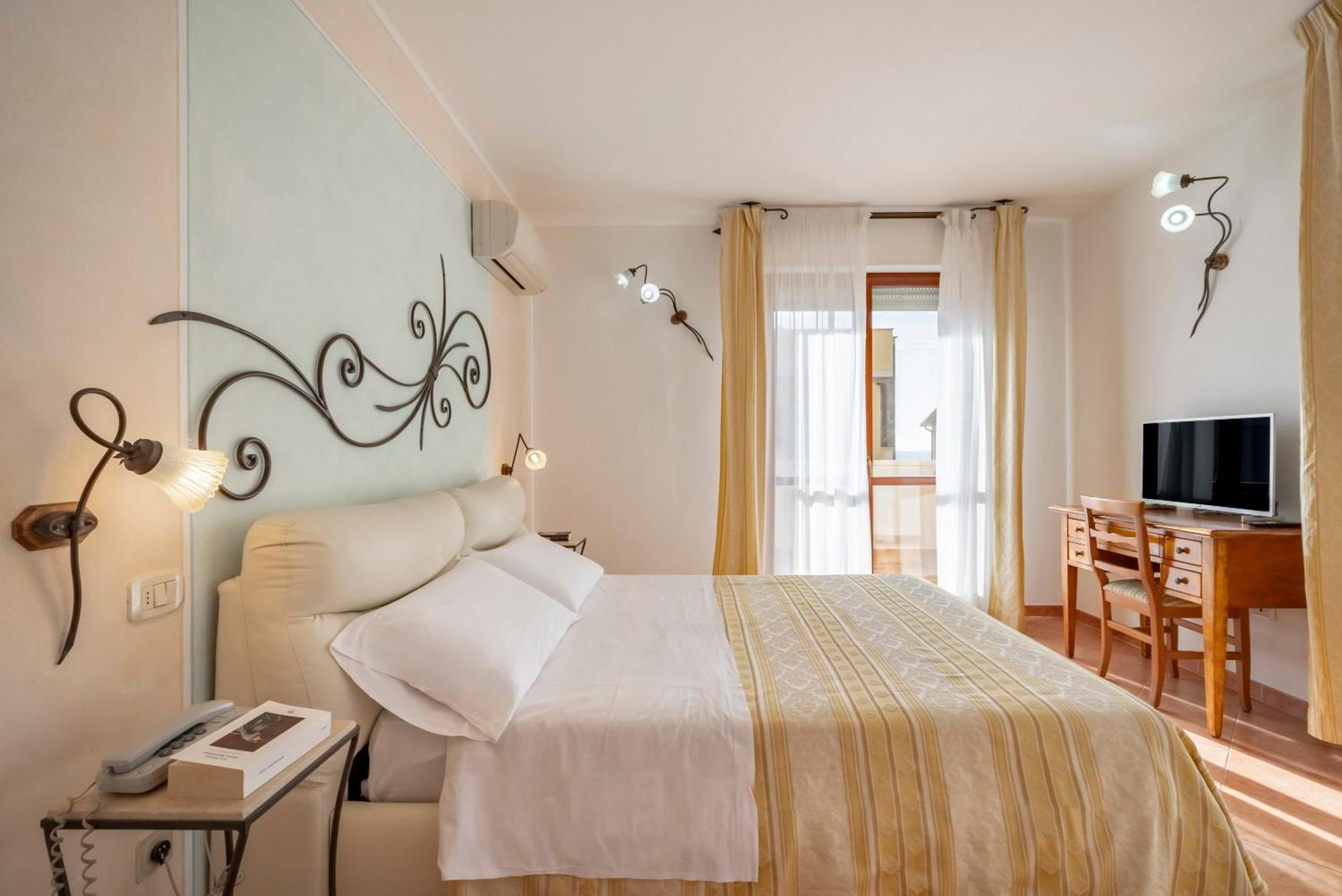 Hotel Lola Piccolo E