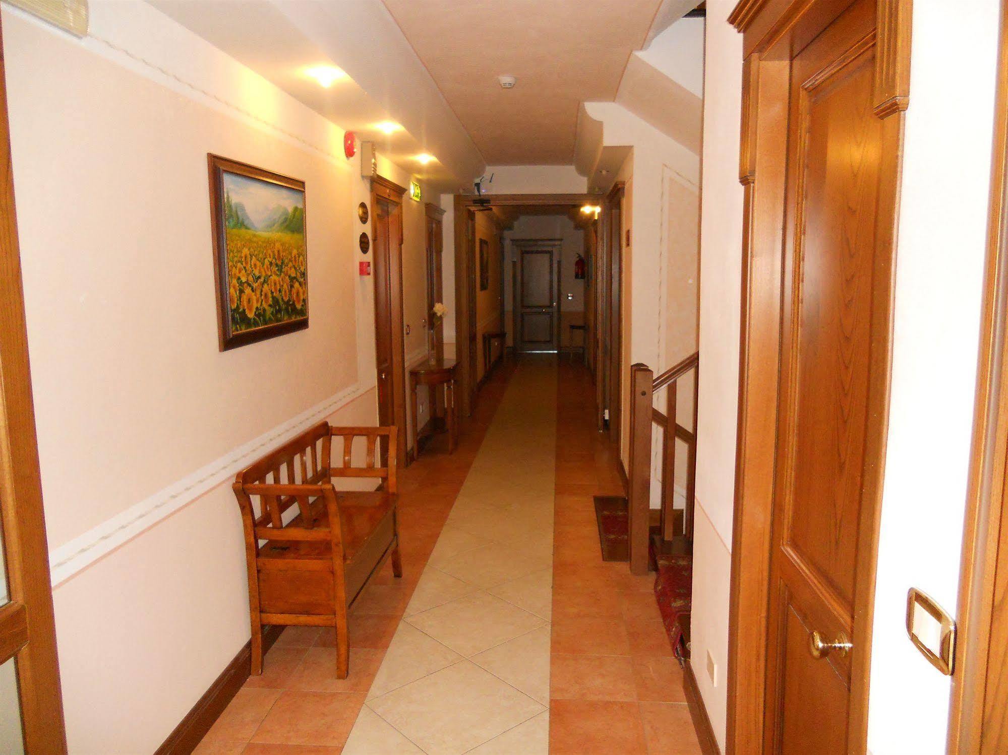Lola Piccolo E Hotel 4*